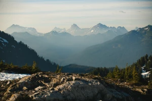 Style meblarskie w architekturze: Jak meble kształtują przestrzeń i klimat wnętrz